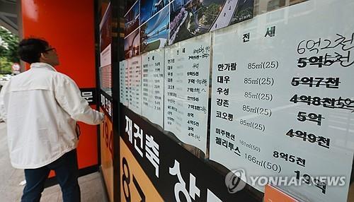 Un hombre entra a la oficina de un agente inmobiliario en Seúl, en esta fotografía de archivo tomada el 9 de octubre de 2023. (Yonhap)