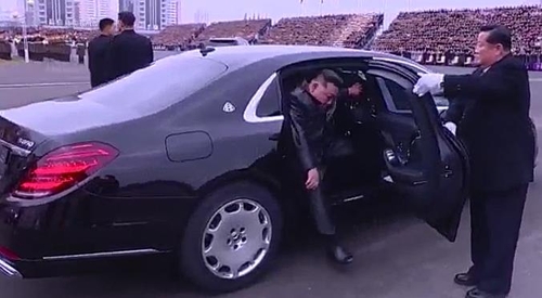 N. Korean officials show up for year-end party meeting in luxury sedans ...