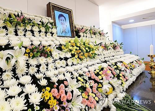 This photo shows a memorial altar paying homage to actor Lee Sun-kyun at Seoul National University Hospital in Seoul on Dec. 27, 2023. (Pool photo) (Yonhap)