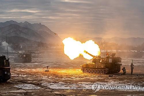 Un tanque dispara una bala de artillería durante ejercicios con fuego real el 1 de enero de 2024, en esta fotografía proporcionada por el Ejército.  (FOTO NO EN VENTA) (Yonhap)