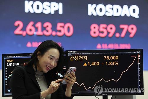 A black screen at the Korea Exchange shows that Samsung Electronics Co. rose 1.83 percent to close at 78,000 won on Dec. 27, 2023. (Yonhap)