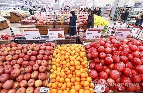 2023년 12월 29일 서울의 주요 할인점 체인에서 사람들이 쇼핑을 하고 있다.(연합)