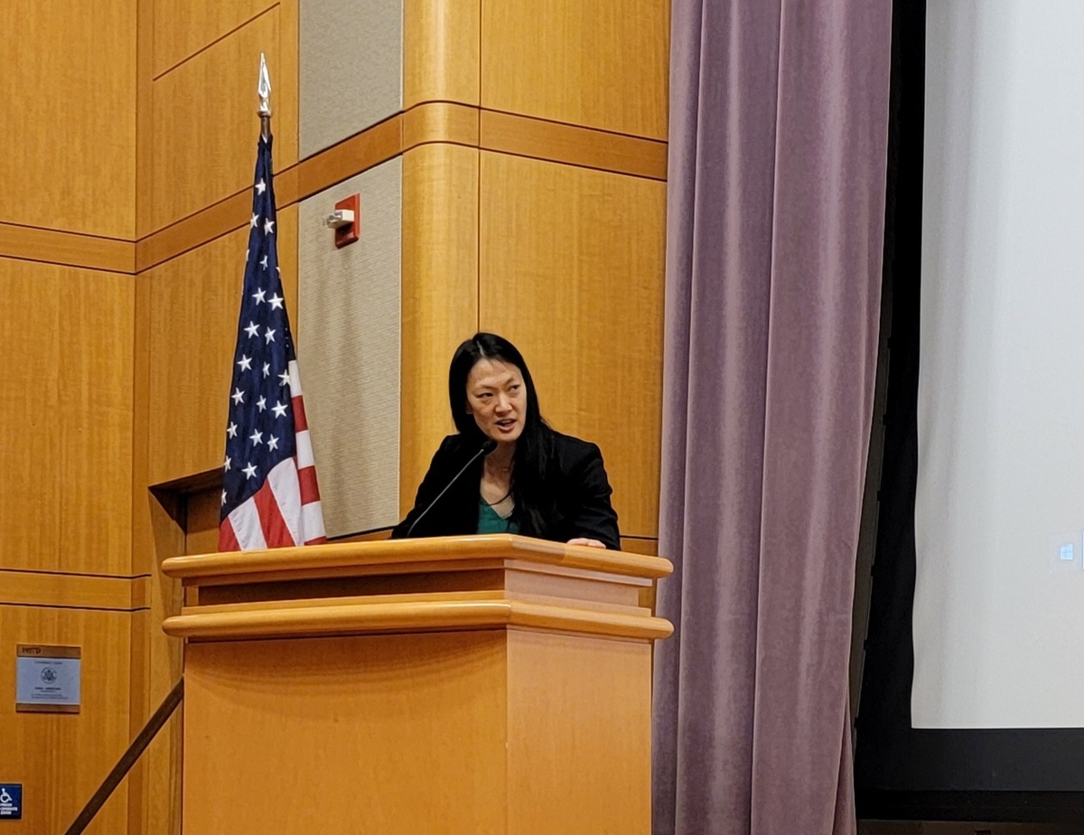 La embajadora Julie Turner, enviada especial de Estados Unidos para los derechos humanos de Corea del Norte, habla durante la proyección del evento. "Más allá de la utopía," una película preseleccionada para el Oscar sobre los desertores norcoreanos, en el Departamento de Estado el 19 de enero de 2024. (Yonhap)