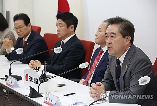 El comisionado general de la Agencia Nacional de Policía, Yoon Hee-keun (derecha), habla durante una reunión con legisladores del gobernante Partido del Poder Popular en la Asamblea Nacional el 29 de enero de 2024. (Yonhap)