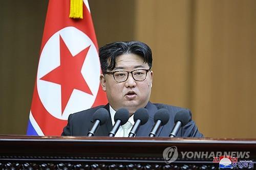 Esta foto, publicada por la Agencia Central de Noticias Coreana oficial de Corea del Norte el 16 de enero de 2024, muestra al líder norcoreano, Kim Jong-un, pronunciando un discurso en la décima sesión de la 14ª Asamblea Popular Suprema celebrada en Pyongyang el día anterior.  (Para uso únicamente en la República de Corea. Sin redistribución) (Yonhap)