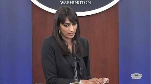 En esta imagen capturada se ve a la portavoz adjunta del Departamento de Defensa, Sabrina Singh, respondiendo preguntas durante una rueda de prensa diaria en el Pentágono en Washington el 29 de agosto de 2023.  (FOTO NO EN VENTA) (Yonhap)