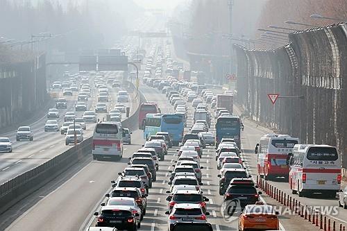 The southbound Gyeongbu Expressway is packed with cars leaving Seoul on the first day of the Lunar New Year holiday on Feb. 9, 2024. (Yonhap)
