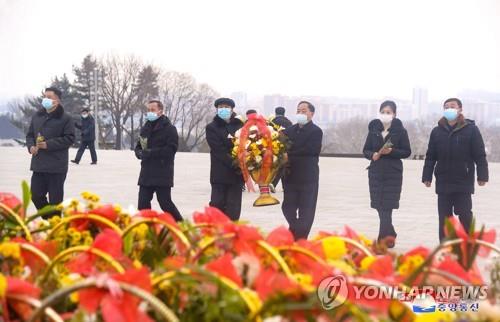 Esta fotografía de archivo del 23 de enero de 2023 publicada por la Agencia Central de Noticias de Corea muestra al pueblo norcoreano presentando sus respetos a los fallecidos líderes norcoreanos Kim Il-sung y Kim Jong-il para celebrar el Año Nuevo Lunar.  (Para uso únicamente en la República de Corea. Sin redistribución) (Yonhap)