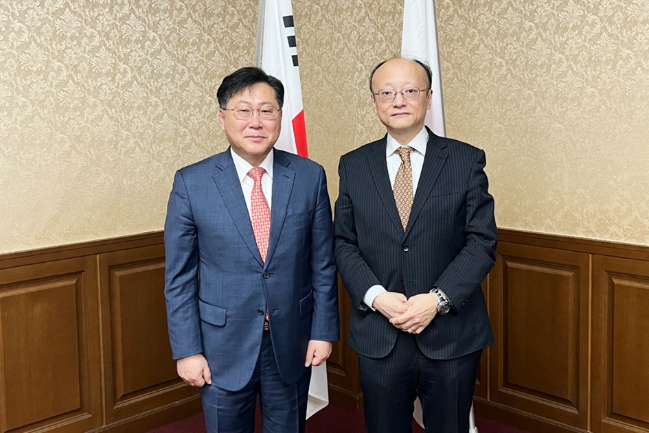 Esta foto, proporcionada por el Ministerio de Finanzas de Corea del Sur, muestra al viceministro de Finanzas de Corea del Sur, Choi Ji-young (izq.), posando para una fotografía con el viceministro de Finanzas japonés, Masato Kanda, antes de su reunión en Tokio el 8 de marzo de 2024. (FOTO NO PARA VENTA) (Yonhap)