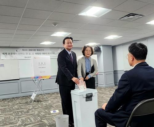 South Korean Ambassador Cho Hyun-dong (L) and his wife cast ballots at a polling station in Alexandria, Virginia, on March 27, 2024. (Yonhap)