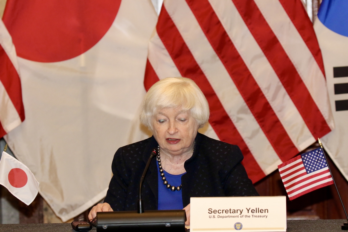 재닛 옐런 미국 재무장관이 2024년 4월 17일 미국 워싱턴에서 최상목 한국 재무장관, 스즈키 순이치 일본 재무장관과의 한·미·일 3자 회담에서 발언하고 있다.  (수영장 사진) (연합)