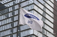 (3rd LD) Samsung Electronics Q1 operating profit soars; chip biz returns to profit