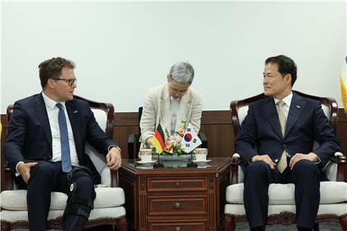 This photo, provided by the Ministry of Unification on May 3, 2024, shows Unification Minister Kim Yung-ho (R) meeting with Carsten Schneider, the German minister of state for East Germany and equivalent living conditions, in Seoul. (PHOTO NOT FOR SALE) (Yonhap)