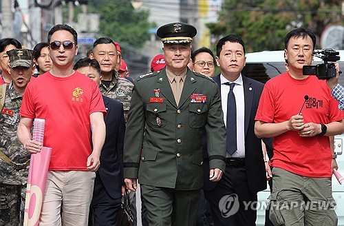 El coronel Park Jung-hun (centro), ex investigador principal del Cuerpo de Marines, parece asistir a una audiencia en un tribunal militar después de ser acusado de insubordinación y difamación de su superior en el centro de Seúl, el 17 de mayo de 2024. (Yonhap) 