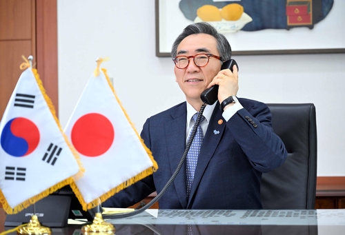 Foreign Minister Cho Tae-yul speaks over the phone with Japanese Foreign Minister Yoko Kamikawa on May 22, 2024, in this photo provided by Cho's office. (PHOTO NOT FOR SALE) (Yonhap)