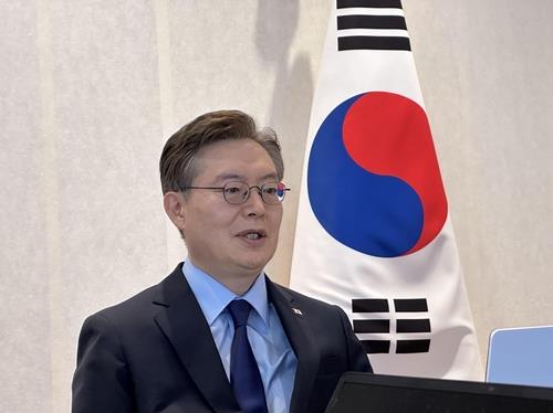 El embajador de Corea del Sur ante la ONU, Hwang Joon-kook, habla durante una reunión de prensa en Nueva York el 23 de mayo de 2024. (Yonhap)
