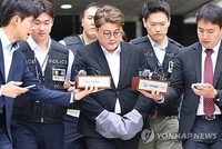 (2nd LD) Embattled popera star Kim Ho-joong says 'sincerely sorry' ahead of arrest warrant hearing