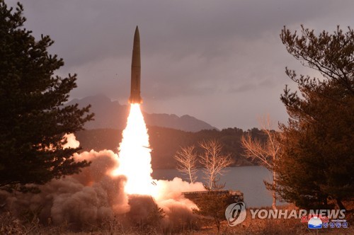 En esta foto de archivo publicada por la Agencia Central de Noticias de Corea del Norte (KCNA) al día siguiente, se muestra un misil balístico lanzado hacia el Mar del Este desde la zona de Jangyon, en la provincia de Hwanghae del Sur, el 14 de marzo de 2023. (Para uso exclusivo en la República de Corea. No se permite su distribución) (Yonhap)