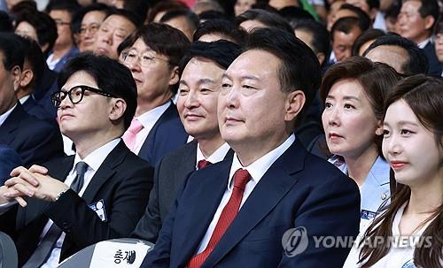  First lady text allegations rekindle tensions between Han, Yoon's office