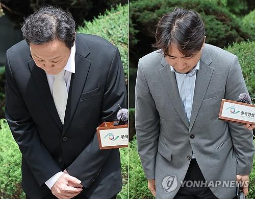 In this composite photo, TMON CEO Ryu Kwang-jin (L) and WeMakePrice CEO Ryu Hwa-hyun bow to reporters before being questioned at the Seoul Bankruptcy Court in Seoul on Aug. 2, 2024. (Yonhap)