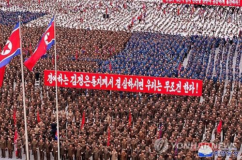 El 6 de agosto de 2024 se celebra en Pyongyang una ceremonia de despedida de una vanguardia juvenil, a la que asiste el líder norcoreano Kim Jong-un, en esta foto proporcionada por la Agencia Central de Noticias de Corea del Norte. Kim designó a la Brigada de Choque Juvenil Héroe Paektusan para que llevara a cabo proyectos de rehabilitación y reconstrucción en la ciudad de Sinuiju y el condado de Uiju, afectados por las inundaciones, en la provincia de Pyongan del Norte. (Para uso exclusivo en la República de Corea. No se redistribuye) (Yonhap)