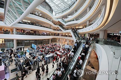 A shopping mall in Seoul is crowded amid sweltering weather on Aug. 7, 2024. (Yonhap)