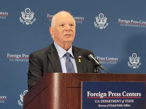 El senador Ben Cardin de Maryland, presidente del Comité de Relaciones Exteriores del Senado, habla durante una conferencia de prensa organizada por los Centros de Prensa Extranjera en Chicago el 22 de agosto de 2024. (Yonhap)