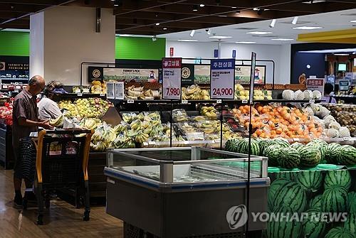 La gente compra en una importante cadena de tiendas de descuento en Seúl el 29 de agosto de 2024. (Yonhap)