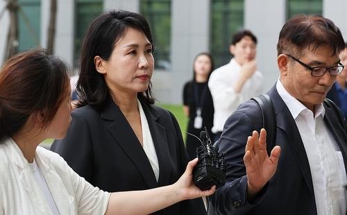 Kim Hye-kyung, the wife of Democratic Party Chair Lee Jae-myung, appears at the Suwon District Prosecutors Office for questioning on Sept. 5, 2024. (Yonhap) 