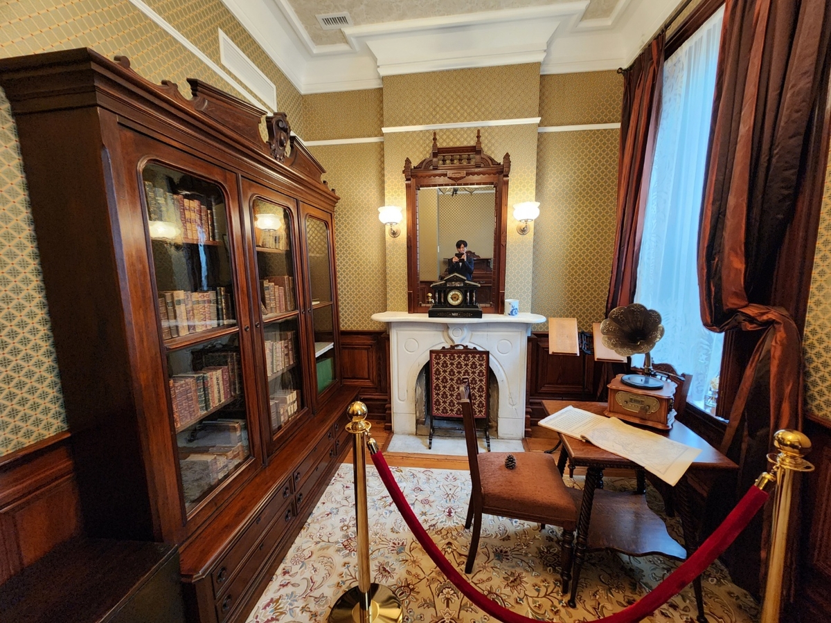 Esta foto muestra una biblioteca dentro de la antigua legación coreana en Washington el 30 de septiembre de 2024. (Yonhap)