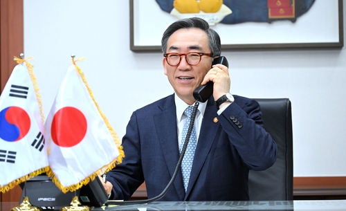 Esta foto, proporcionada por el Ministerio de Asuntos Exteriores de Corea del Sur el 4 de octubre de 2024, muestra al ministro de Asuntos Exteriores Cho Tae-yul manteniendo conversaciones telefónicas con el nuevo ministro de Asuntos Exteriores de Japón, Takeshi Iwaya. (FOTO NO EN VENTA) (Yonhap)