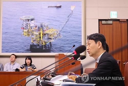 Industry Minister Ahn Duk-geun speaks during a parliamentary session in Seoul on July 29, 2024. (Yonhap) 