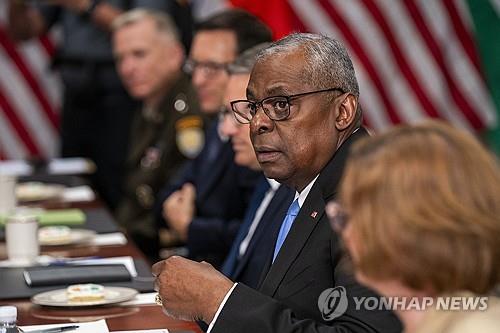 En esta fotografía publicada por la EPA, el secretario de Defensa estadounidense, Lloyd Austin, pronuncia un discurso durante una reunión con el ministro de Defensa indio, Rajnath Singh, en el Pentágono en Arlington, Virginia, el 23 de agosto de 2024. 