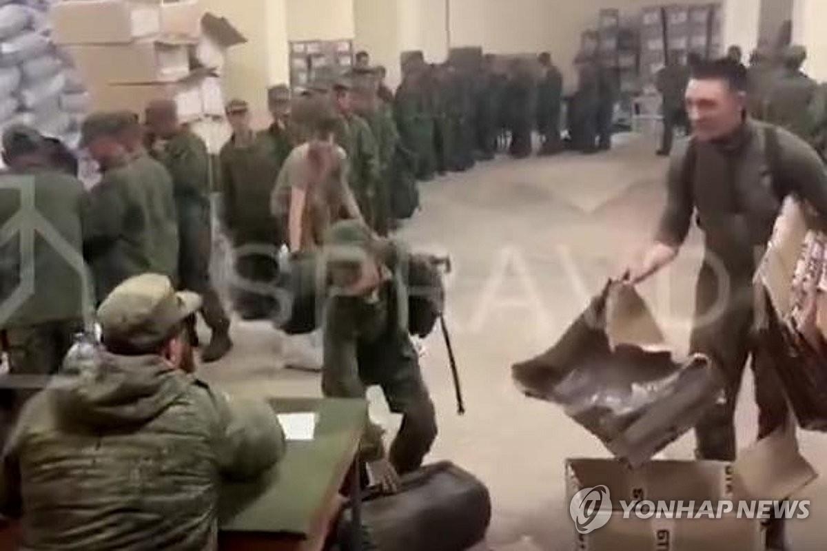 Esta imagen sin fecha capturada desde el Centro de Comunicación Estratégica y Seguridad de la Información de Ucrania muestra a soldados que parecen ser norcoreanos recibiendo lo que parecen ser suministros militares rusos. (FOTO NO EN VENTA) (Yonhap)