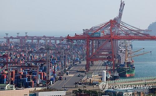 Contenedores de envío apilados en un puerto de la ciudad sudoriental de Busan, en esta fotografía de archivo tomada el 1 de abril de 2024. (Yonhap)