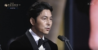 Jung Woo-sung addresses personal scandal at Blue Dragon Film Awards