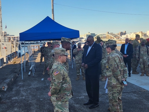 El secretario de Defensa estadounidense, Lloyd Austin (centro), se reúne con miembros del servicio estadounidense en Yokohama North Dock, una instalación del ejército estadounidense en Yokohama, el 10 de diciembre de 2024. (Yonhap)