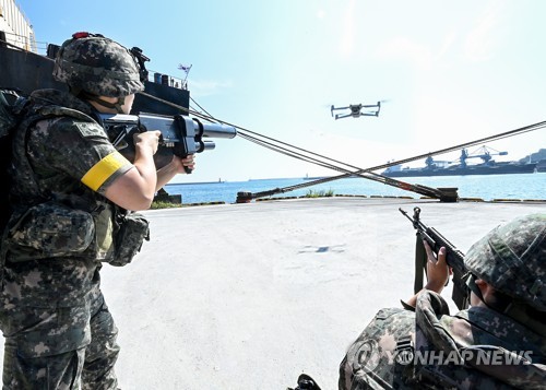 Esta fotografía de archivo sin fecha muestra ejercicios militares contra drones. (Yonhap)