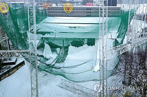 Esta fotografía de archivo, proporcionada por Incheon Ilbo el 28 de noviembre de 2024, muestra un campo de golf en Pyeongtaek, 60 kilómetros al sur de Seúl, cubierto de nieve después de fuertes nevadas. (FOTO NO EN VENTA) (Yonhap)