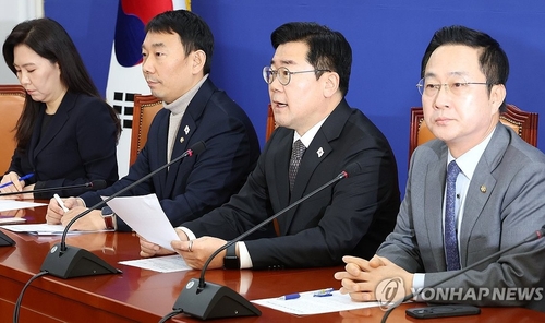 El representante Park Chan-dae (segundo por la derecha), líder parlamentario del principal partido opositor, el Partido Demócrata, habla durante una conferencia de prensa en la Asamblea Nacional, en el oeste de Seúl, el 22 de diciembre de 2024. (Yonhap)