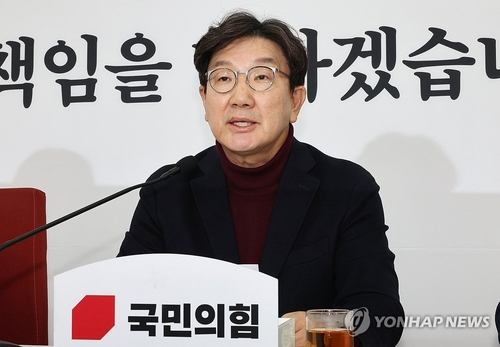 El representante Kweon Seong-dong, líder parlamentario del gobernante Partido del Poder Popular, habla durante una conferencia de prensa en la Asamblea Nacional, en el oeste de Seúl, el 22 de diciembre de 2024. (Yonhap)