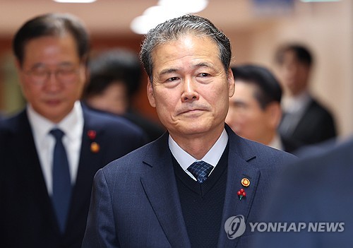 El ministro de Unificación, Kim Yung-ho, asiste a una reunión de gabinete en el complejo gubernamental en el centro de Seúl, en esta fotografía de archivo tomada el 3 de diciembre de 2024. (Yonhap)