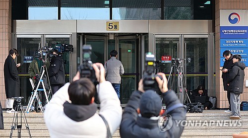 Reporteros y fotógrafos esperan afuera de la oficina de la Oficina de Investigación de la Corrupción para Funcionarios de Alto Rango (CIO) en Gwacheon, al sur de Seúl, el 25 de diciembre de 2024. La CIO había pedido al presidente Yoon Suk Yeol que compareciera para ser interrogado el mismo día que parte de su investigación sobre su declaración de ley marcial el 3 de diciembre, pero Yoon no apareció a la hora solicitada. (Yonhap)