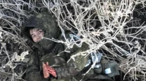 Esta imagen capturada de un video publicado por el ejército de Ucrania muestra a un presunto soldado norcoreano bajo ataque de las fuerzas ucranianas en la región de Kursk, en la línea del frente occidental de Rusia. (FOTO NO EN VENTA) (Yonhap)