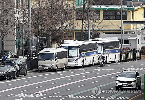 Los autobuses de la policía bordean la carretera cerca de la residencia del presidente acusado Yoon Suk Yeol en Yongsan, en el centro de Seúl, el 29 de diciembre de 2024. (Yonhap)