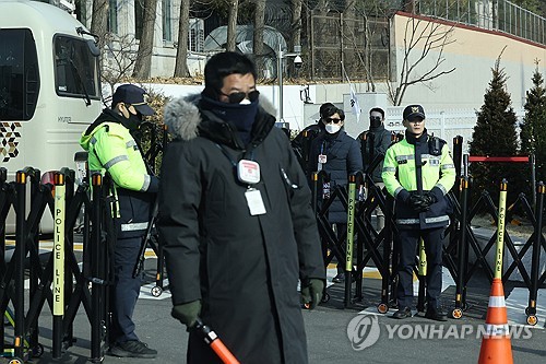 Agentes de policía hacen guardia frente a la residencia presidencial en el centro de Seúl, el 1 de enero de 2024. (Yonhap)