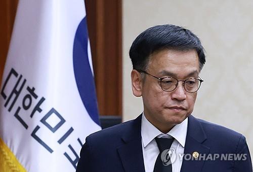 Geçici Cumhurbaşkanı Choi Sang-mok, 2 Ocak 2025'te Seul'deki hükümet kompleks binasında ekonomik işlerden sorumlu bakanlarla yaptığı toplantı sırasında görülüyor. (Yonhap)