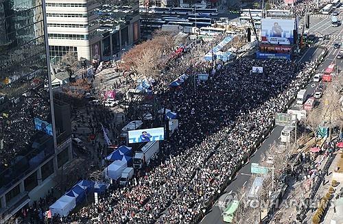 Manifestantes de grupos conservadores asisten a una manifestación de apoyo al presidente suspendido Yoon Suk Yeol cerca de la plaza Gwanghwamun, en el centro de Seúl, el 4 de enero de 2025. (Yonhap)