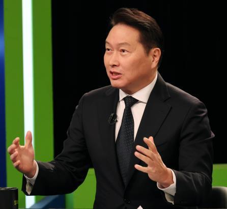 This photo provided by the Korea Chamber of Commerce and Industry shows Chairman Chey Tae-won speaking during an interview with KBS on Jan. 19, 2025. (PHOTO NOT FOR SALE) (Yonhap)