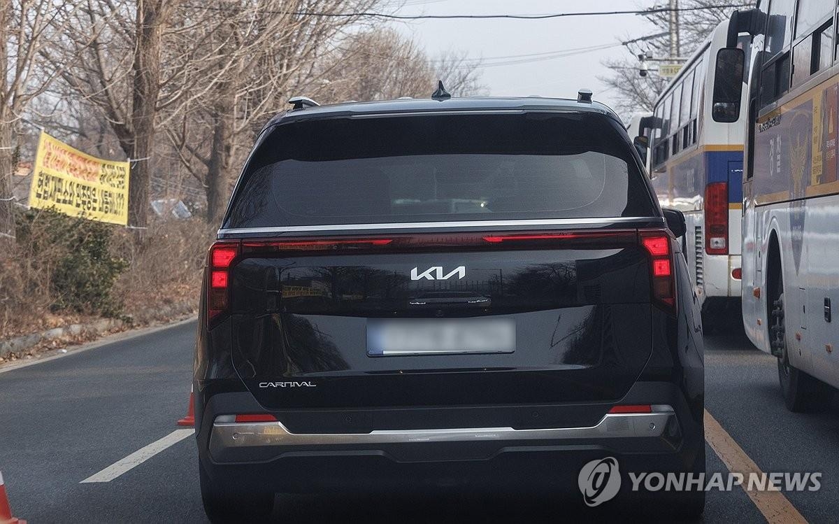 Un vehículo perteneciente a la Oficina de Investigación de la Corrupción para Funcionarios de Alto Rango se acerca al Centro de Detención de Seúl en Uiwang, al sur de la capital, el 22 de enero de 2025. (Yonhap)